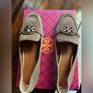 Never worn Tory Burch suede loafer